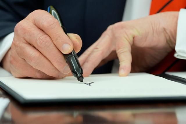 도널드 트럼프 미국 대통령이 10일(현지시간) 백악관 집무실에서 철강과 알루미늄 제품 관세 부과에 관한 포고문에 서명하고 있다. 워싱턴=AP 뉴시스