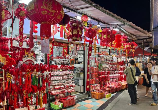 지난달 28일 태국 치앙마이 야시장의 한 액세서리용품점에 중국풍 음력 설 장식이 잔뜩 걸려 있다. 치앙마이=허경주 특파원