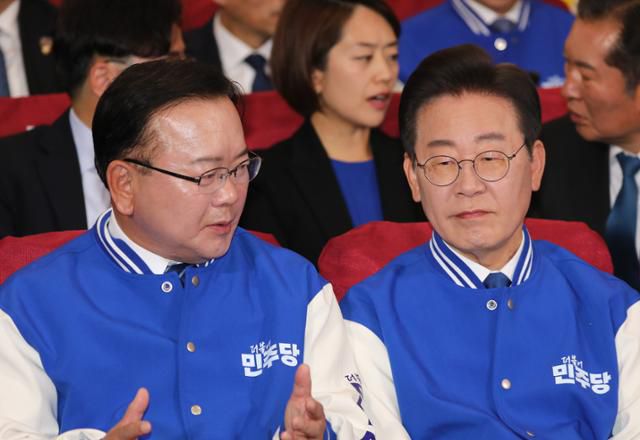 지난해 4월 10일 이재명 더불어민주당 대표와 김부겸 상임공동선거대책위원장이 10일 국회 의원회관에 마련된 제22대 국회의원선거 개표상황실에서 출구조사 결과를 보며 대화를 나누고 있다. 고영권 기자