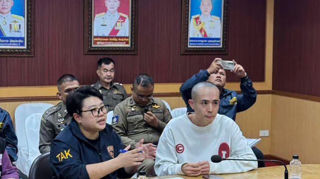 지난달 3일 태국에서 납치됐다 나흘 만에 구출된 중국 배우 왕싱(앞줄 오른쪽)이 태국·미얀마 국경 근처 딱주 매솟에서 태국 경찰과 대화하고 있다. 태국 왕립 경찰
