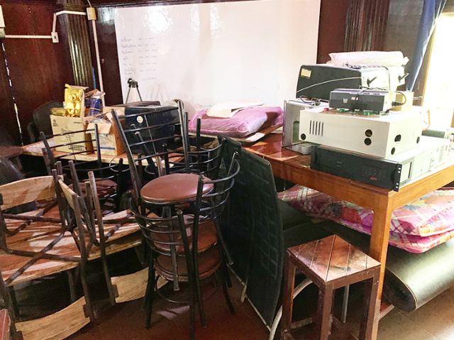 중국인들이 운영하다가 전력 공급이 중단되자 폐쇄한 온라인 사기 시설 내부. 12일 태국 현지 매체가 이곳을 찾았을 때 버리고 간 컴퓨터와 가구 등이 놓여 있었다. 태국 까오솟 홈페이지 캡처