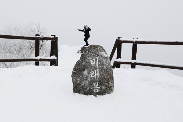 바래봉에서 눈꽃 산행 인증사진 찍기. ⓒ박준규