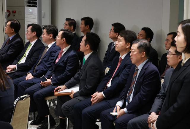 2024년 5월9일 서울 용산 대통령실 청사 브리핑실에서 열린 '윤석열정부 2년 국민보고 및 기자회견'에 정진석 대통령 비서실장 등 참모진이 배석해 있다. 연합뉴스