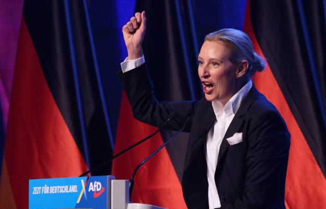 알리스 바이델 독일을위한대안(AfD) 공동대표가 지난달 25일 독일 할레에서 열린 선거 캠페인에서 연설하고 있다. 할레=EPA 연합뉴스
