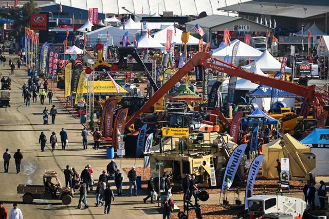 미국 농부들이 지난 11일 캘리포니아주 툴레어에서 열린 세계 농업 엑스포에 참석해 농기계 등을 살펴보고 있다. 툴레어=AFP 연합뉴스
