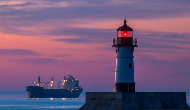 덜루스에서 보는 미국 최대 호수인 슈피리어호 노스피어등대 노을 풍경. 미국관광청 제공