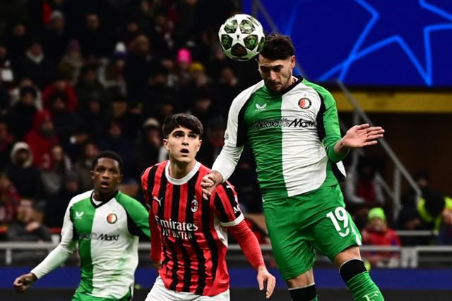페예노르트의 훌리안 카란사가 19일(한국시간) 이탈리아 밀라노의 스타디오 산 시로에서 열린 AC밀란과 2024~25시즌 유럽축구연맹(UEFA) 챔피언스리그(UCL) 16강 플레이오프 2차전 원정경기에서 후반 헤더 동점골을 넣고 있다. AFP 연합뉴스