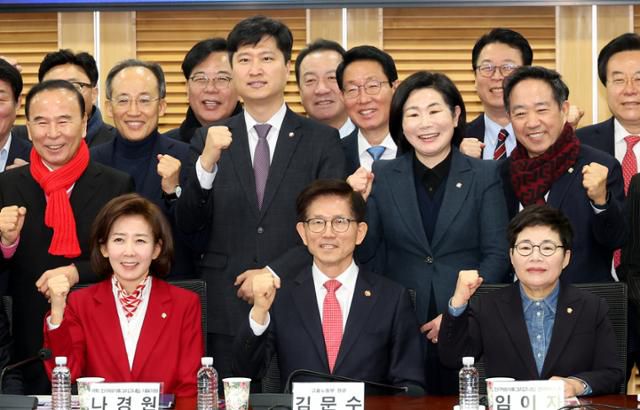 김문수 고용노동부 장관, 나경원, 임이자 국민의힘 의원을 비롯한 참석자들이 19일 오전 서울 여의도 국회 의원회관 세미나실에서 열린 2030·장년 모두 Win-Win하는 노동개혁 대토론회에서 기념촬영을 하고 있다. 뉴시스