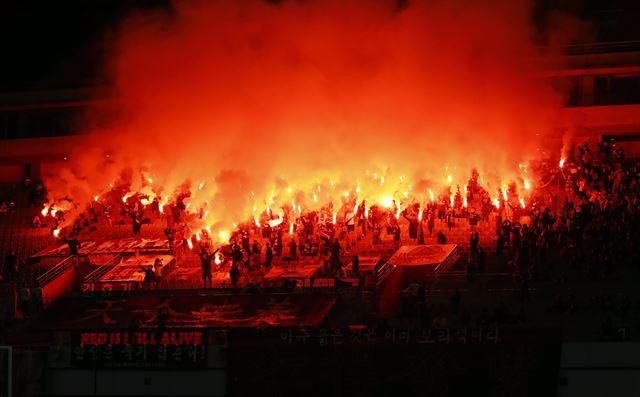 FC안양 팬들이 2017년 4월 19일 대한축구협회(FA컵) 32강전이 펼쳐진 서울월드컵경기장을 찾아 홍염과 연막탄을 터트리고 있다. 연합뉴스