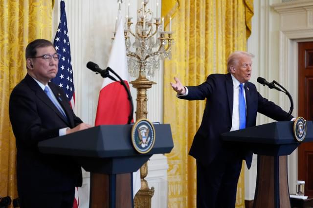 도널드 트럼프(오른쪽) 미국 대통령이 7일 미국 워싱턴 백악관에서 미일 정상회담 공동 성명을 발표하며 이시바 시게루 일본 총리를 가리키고 있다. 워싱턴=AP 뉴시스