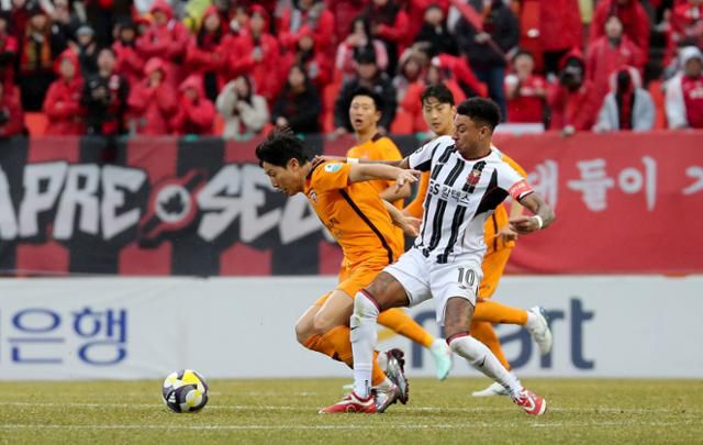 FC서울의 린가드(오른쪽)과 제주SK의 남태희가 15일 제주월드컵경기장에서 열린 K리그1 2025 1라운드 개막전 도중 볼다툼을 하고 있다. 서귀포=뉴시스