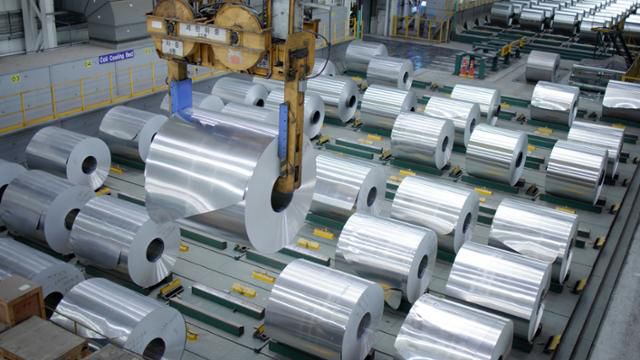 두께 0.2㎜ 알루미늄이 둘둘 감긴 코일 완제품들이 경북 영주 공장 한편에 놓여있다. 노벨리스 측 설명에 따르면 영주 공장에서 사용하는 코일 생산 원료 중 80%는 재활용 원료이고, 나머지 20%만 알루미늄 신재를 사용한다. 산업계에서도 갈수록 '저탄소 친환경' 알루미늄에 대한 수요가 늘고 있기 때문이다. 노벨리스코리아 제공