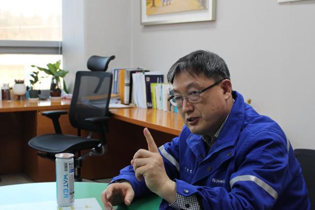 이상인 노벨리스 영주 공장 공장장이 17일 한국일보와 인터뷰를 하고 있다. 이 공장장은 중국이 가격 경쟁력과 함께 물량 공세로 빠르게 치고 올라오는 상황에서 노벨리스코리아가 생존할 수 있는 근간은 기술력이라며 우수한 인재 확보가 핵심이기에 엔지니어들을 독일 등 외국에 보내 교육받게 하면서 엔지니어 역량 강화에 집중하고 있다고 말했다. 이 공장장 앞에 놓인 캔은 동아오츠카에서 출시한 'THE 마신다' 캔 생수로 노벨리스 제품을 이용한 것이다. 노벨리스코리아 제공