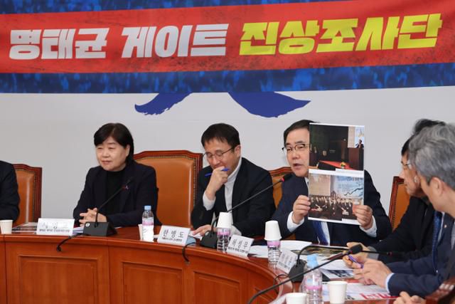 24일 국회에서 열린 더불어민주당 '명태균 게이트 진상조사단' 회의에서 '창원산단 등 국정개입 조사본부'를 맡은 허성무 의원이 홍준표 대구시장과 명태균씨의 과거 관계에 대해 발언하고 있다. 연합뉴스