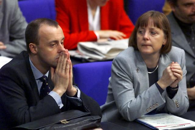 2000년 독일 국회에서 열린 연례 경제보고서 발표회에 나란히 참석한 프리드리히 메르츠(왼쪽) 독일 기독민주당(CDU) 대표와 앙겔라 메르켈 전 독일 총리. 베를린=AP 연합뉴스