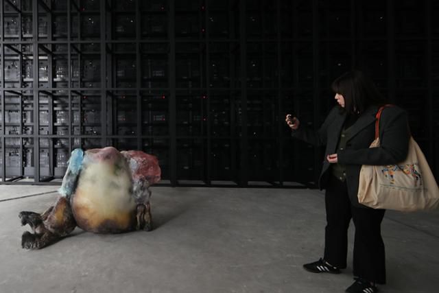 25일 서울 용산구 리움미술관에서 열린 피에르 위그 개인전 기자간담회에서 한 참석자가 전시 작품을 살펴보고 있다. 연합뉴스