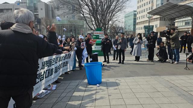 27일 오후 광주 북구 전남대 후문에서 윤석열 대통령 파면 촉구 집회 참가자들이 퍼포먼스를 하고 있다. 광주=김진영 기자