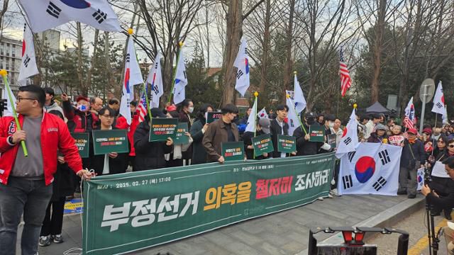 27일 오후 전남대 후문에서 극우 유튜버와 일부 재학생들이 부정선거 조사를 촉구하는 시국 선언문을 낭독하고 있다. 광주=김진영 기자