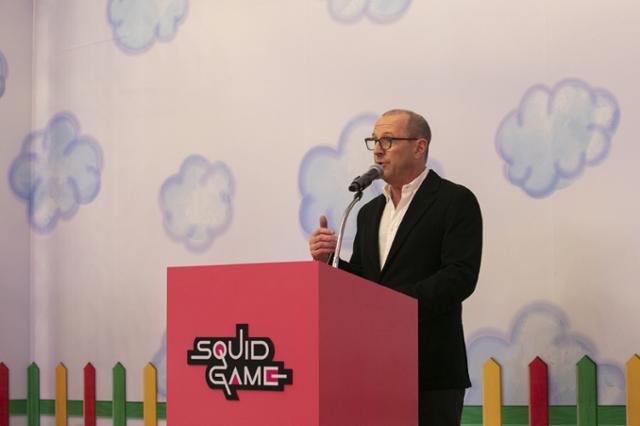 그레그 롬바르도 넷플릭스 익스피리언스 부문 총괄이 26일 서울 성수동에서 열린 '오징어 게임: 더 익스피리언스' 미디어데이에서 체험 공간의 의의를 설명하고 있다. 넷플릭스 제공