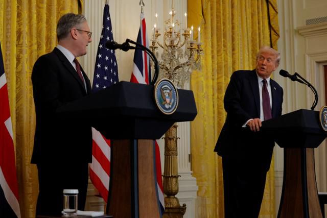 도널드 트럼프(오른쪽) 미국 대통령과 키어 스타머 영국 총리가 27일 미 워싱턴 백악관에서 정상회담을 마친 뒤 공동 기자회견을 하다가 잠시 대화하고 있다. 워싱턴=로이터 연합뉴스