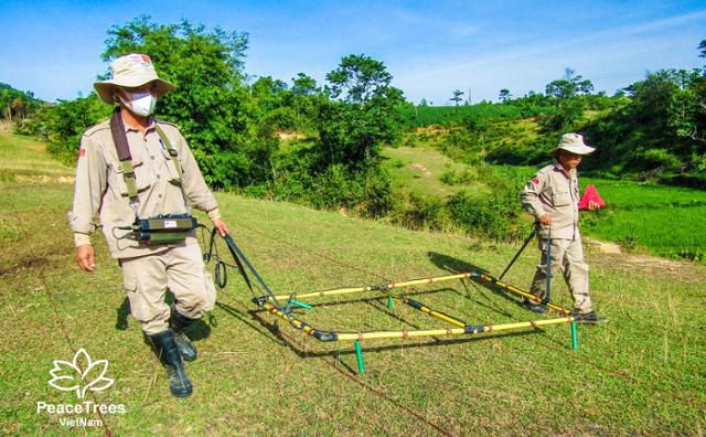 2021년 10월 베트남 중부 꽝찌성에서 미국 비정부기구(NGO) '평화나무베트남(PTVN)' 활동가들이 지뢰·불발탄 탐지 작업을 하고 있다. PTVN 제공