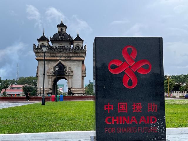 2023년 11월 라오스 비엔티안의 대표 관광지 빠뚜싸이(개선문) 앞에 중국의 자금 원조를 기념하는 표지석이 설치돼 있다. 비엔티안=허경주 특파원