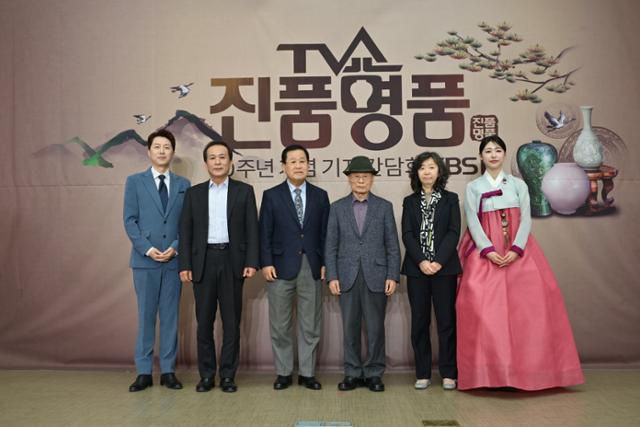 27일 서울 영등포구 KBS 신관에서 열린 'TV쇼 진품명품' 30주년 기념 기자간담회에 강승화(왼쪽부터) 아나운서, 김경수 민속품 감정위원, 김준영 도자기 감정위원, 진동만 회화 감정위원, 이은미 CP, 홍주연 아나운서가 참석했다. KBS 제공