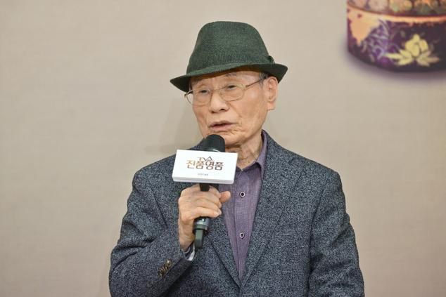 진동만 'TV쇼 진품명품' 감정위원은 30년 동안 회화를 감정한 최장수 출연자다. KBS 제공