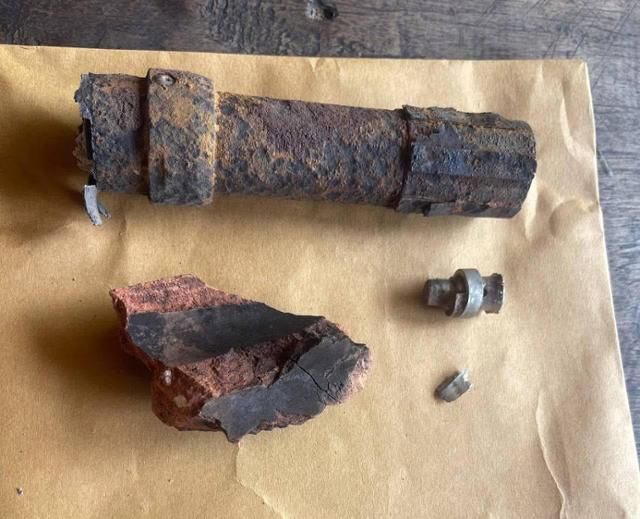 22일 캄보디아 시엠레아프주 북서부 외곽에 위치한 크란홍 마을에서 발견된 포탄 잔해. 땅속에 묻혀 있던 이 포탄이 폭발하는 바람에 2세 어린이 두 명이 숨졌다. 캄보디아 지뢰대응센터(CMAC) 제공