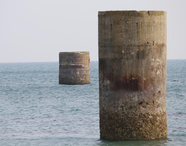 일제강점기 강제동원된 조선인 136명이 목숨을 잃은 조세이 탄광 수몰 사고 80주년을 하루 앞둔 2022년 2월 2일 일본 야마구치현 우베시 앞바다에 조세이 탄광 흔적인 시설물이 바다 밑에 잠겨 있다. 우베(야마구치현)=연합뉴스