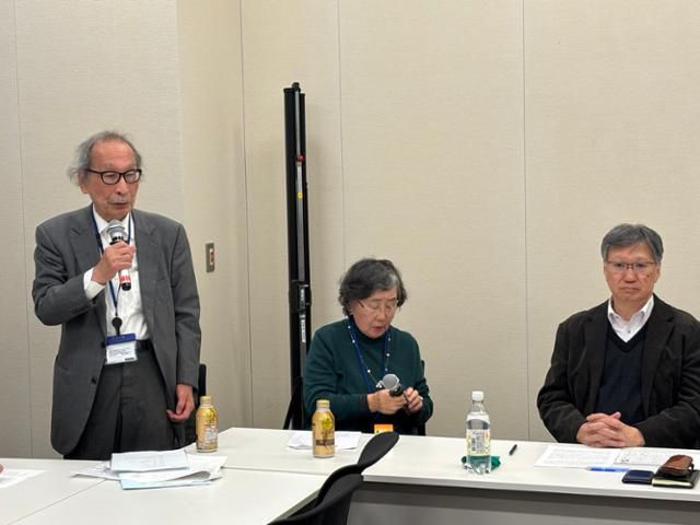 와다 하루키(맨 왼쪽) 도쿄대 명예교수가 28일 일본 도쿄 중의원 의원회관에서 '고교 무상화 확충 정책에 조선학교 배제를 다시 우려한다'는 주제로 성명을 발표하고 있다. 일본 정부는 올해 예산안에 고교 무상교육 확대 정책을 반영했지만, 지원 대상에서 조선학교를 배제했다. 도쿄=류호 특파원