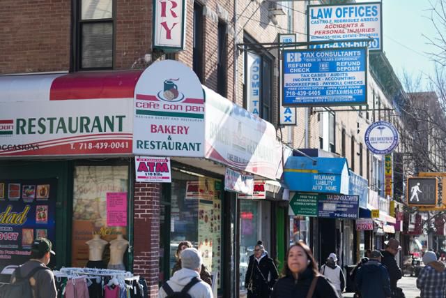 미국 뉴욕 브루클린의 한 상점가에 지난달 28일 영어와 스페인어 등 다양한 언어가 쓰인 간판이 걸려 있다. 뉴욕=AP 연합뉴스