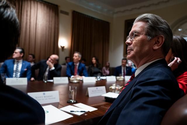 스콧 베센트 미국 재무장관이 지난달 26일 워싱턴 백악관에서 열린 도널드 트럼프 행정부 각료회의에 참석해 있다. 워싱턴=UPI 연합뉴스