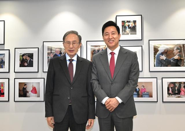 오세훈 서울시장이 4일 서울 서초구 청계재단에서 이명박 전 대통령을 예방, 기념촬영하고 있다. 연합뉴스