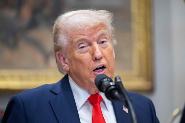 도널드 트럼프 미국 대통령이 3일 미국 워싱턴 백악관에서 기자들의 질문에 답하고 있다. 워싱턴=AFP 연합뉴스