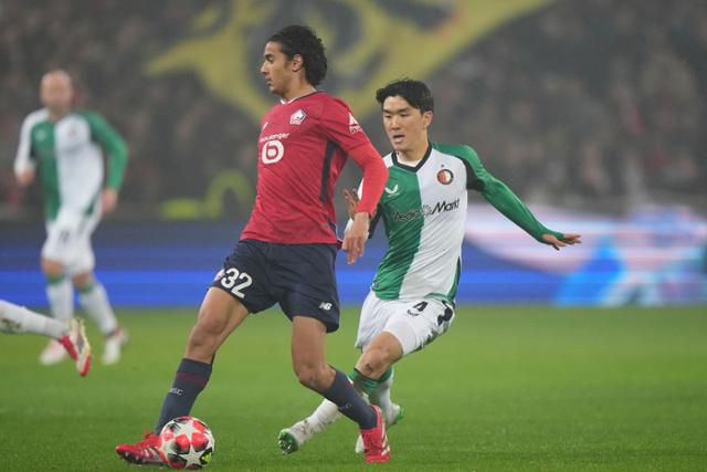 페예노르트의 황인범(오른쪽)이 지난달 프랑스 노르파드칼레의 스타드 피에르 모루아 경기장에서 열린 2024~25시즌 유럽축구연맹(UEFA) 챔피언스리그(UCL) 리그 페이즈 8차전 LOSC 릴과 경기 중 상대 선수와 공을 다투고 있다. AP 뉴시스