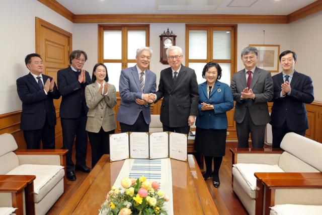 신일희(왼쪽 5번째) 계명대 총장과 한상신(4번째) 국립국제교육원 원장 등이 5일 계명대 행소관에서 고등교육의 국제화 협력을 위한 업무협약을 체결하고 있다. 계명대 제공