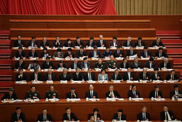 전국인민대표대회의 대표들이 5일 중국 베이징 인민대회당에서 열린 제14기 전국인민대표대회 제3차 개막식에 참여하고 있다. 베이징=EPA 연합뉴스