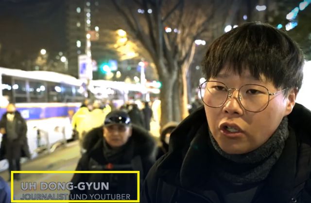 독일 공영방송 ARD와 ZDF가 제작해 다큐전문채널 '피닉스' 웹사이트에 공개한 다큐 '인사이드 코리아'의 일부. 강경 우파 유튜버 우동균씨를 저널리스트로 소개하고 있다. 피닉스 웹사이트 캡처