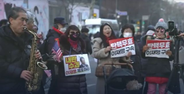 독일 공영방송 ARD와 ZDF가 제작해 다큐전문채널 '피닉스' 웹사이트에 공개한 다큐 '인사이드 코리아'의 일부 장면. 피닉스 웹사이트 캡처