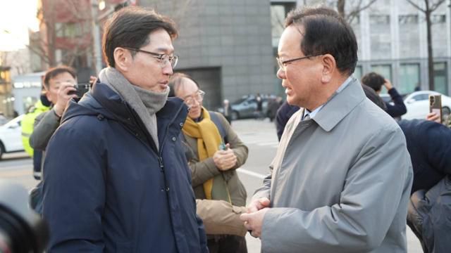 김부겸(오른쪽) 전 국무총리가 10일 서울 종로구 경복궁 앞에서 단식 중인 김경수 전 경남지사와 대화를 나누고 있다. 김부겸 전 총리 측 제공