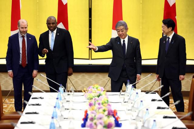 무토 요지(맨 오른쪽) 일본 경제산업장관과 이와야 다케시(오른쪽 두 번째) 외무장관이 일본 도쿄에서 열린 영국·일본 외교·경제장관회의(2+2)에서 영국 장관들에게 자리를 안내하고 있다. 맨 왼쪽부터 조나단 레이놀즈 영국 경제통상장관, 데이비드 라미 영국 외무장관. 도쿄=AFP 연합뉴스