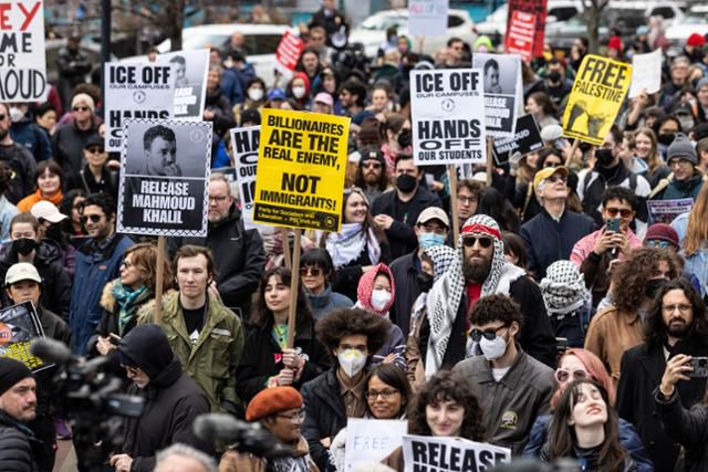 미국인들이 12일 뉴욕 맨해튼 연방지법 앞에서 지난 8일 체포된 마흐무드 칼릴의 석방을 요구하고 있다. 뉴욕=AP 연합뉴스