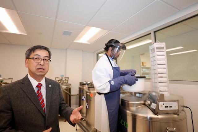 노문종(왼쪽) 코오롱티슈진 대표가 11일 미국 메릴랜드주 록빌 본사에서 자사가 개발한 골관절염 치료제 TG-C를 소개하고 있다. 워싱턴 특파원단 공동 취재