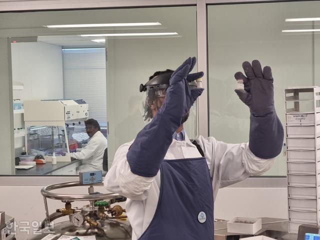 11일 미국 메릴랜드주 록빌에 있는 코오롱티슈진 본사에서 한 연구원이 냉동고에서 꺼낸 골관절염 세포유전자 치료제 TG-C의 1액과 2액을 들어 보이고 있다. 록빌=권경성 특파원