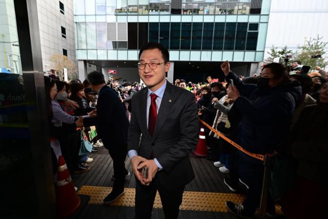 김상욱 국민의힘 의원이 지난 5일 서울 마포구 청년문화공간JU에서 열린 한동훈 전 국민의힘 대표의 북콘서트 행사장에 들어가고 있다. 정다빈 기자