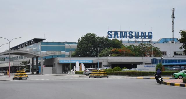 지난해 6월 베트남 박닌성 옌퐁 산업공단에 위치한 삼성전자 사업장으로 차량이 들어가고 있다. 박닌=허경주 특파원