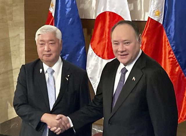 나카타니 겐(왼쪽) 일본 방위장관이 지난달 24일 필리핀 마닐라에서 길버트 테오도로 필리핀 국방장관과 회담하기 전 악수하고 있다. 마닐라=교도 연합뉴스