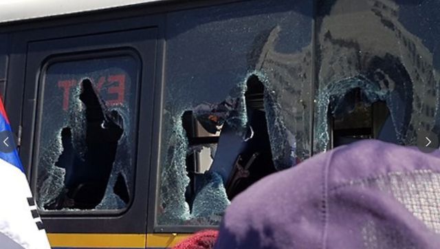 2017년 3월 10일 서울 종로구 헌재 앞에 주차된 경찰 버스 유리창이 파손돼 있다. 연합뉴스