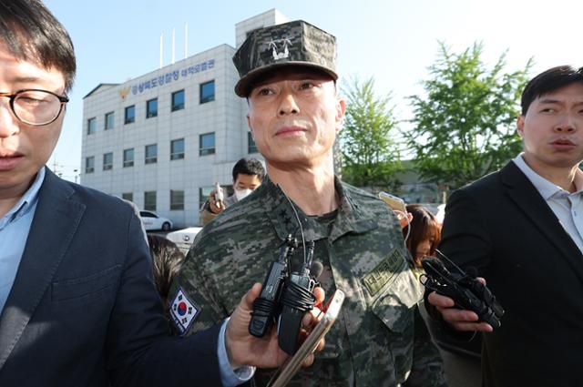 임성근 전 해병대 1사단장이 2024년 5월 14일 경북 경산시 경북경찰청 형사기동대에서 '해병대 채 상병 순직 사건'과 관련해 22시간이 넘는 조사를 받고 청사를 나서고 있다. 경산=연합뉴스